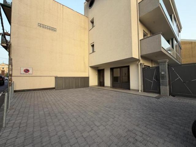 Locale Commerciale in affitto a Tremestieri Etneo, Catania
