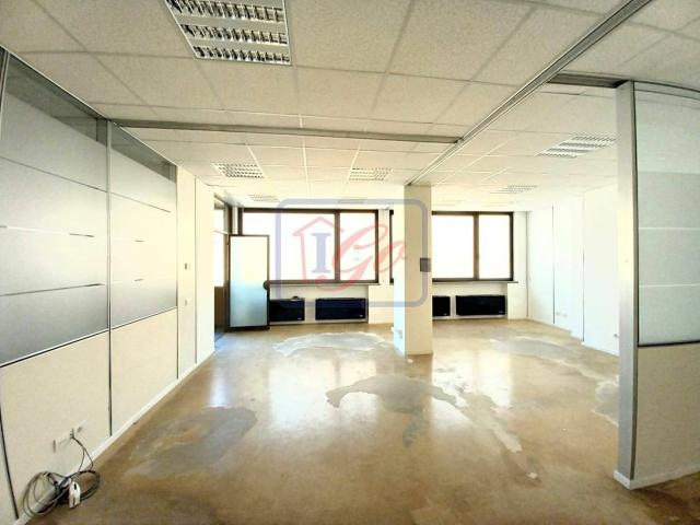 Locale Commerciale in affitto a Baracche, Trezzo Sull'adda