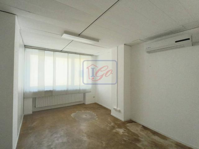 Locale Commerciale in affitto a Baracche, Trezzo Sull'adda