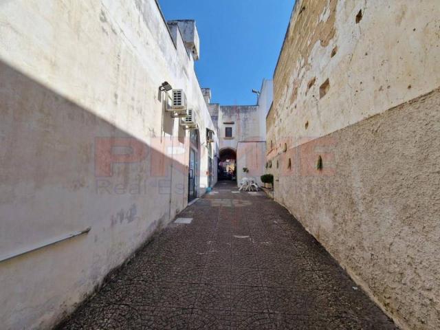 Locale Commerciale in affitto a Puglia, Lecce