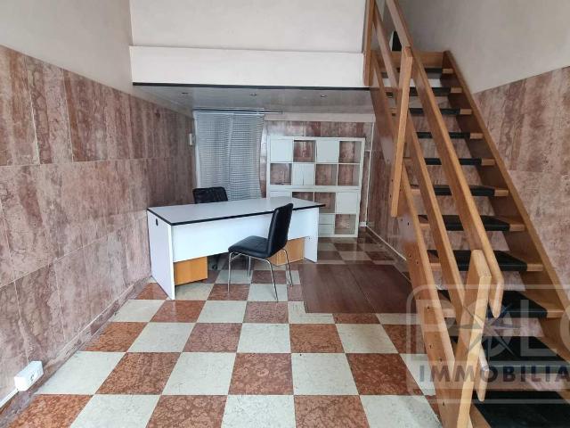 Locale Commerciale in affitto a Verona