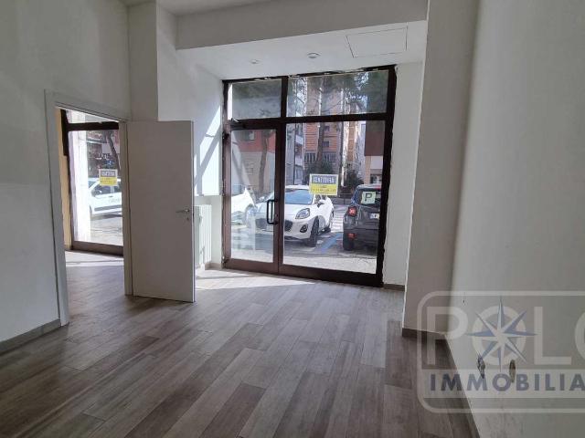 Locale Commerciale in affitto a Verona