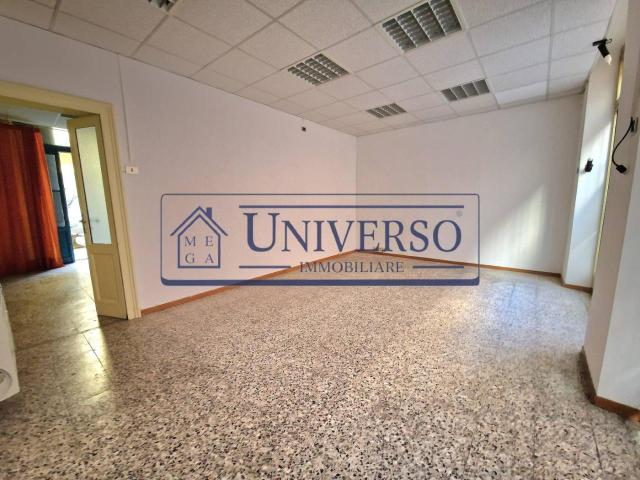 Locale Commerciale in affitto a Voghera, Lombardia