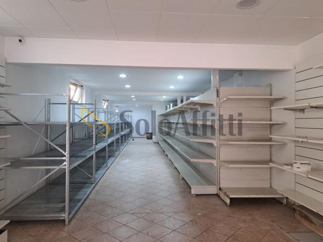 Locale Commerciale in affitto a Calabria, Catanzaro