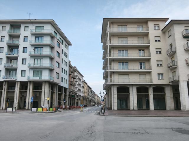 Locale Commerciale in affitto a Cuneo Centro, Piemonte