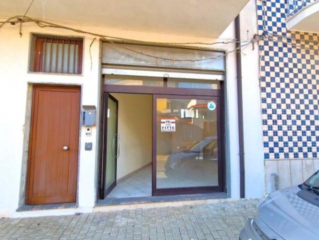 Locale Commerciale in affitto a Mondragone, Campania