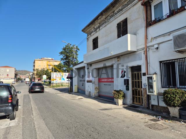 Locale Commerciale in affitto a Calabria, Catanzaro