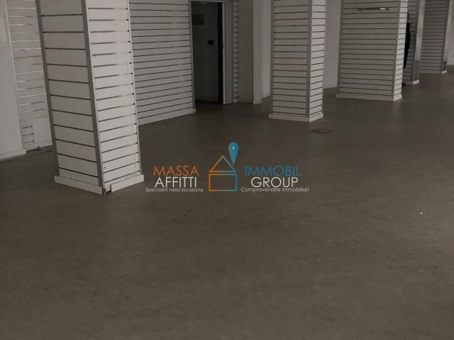 Locale Commerciale in affitto a Marina di Carrara, Carrara