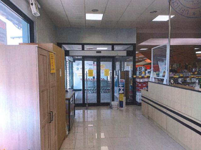 Locale Commerciale in vendita a Torricella Verzate, Lombardia