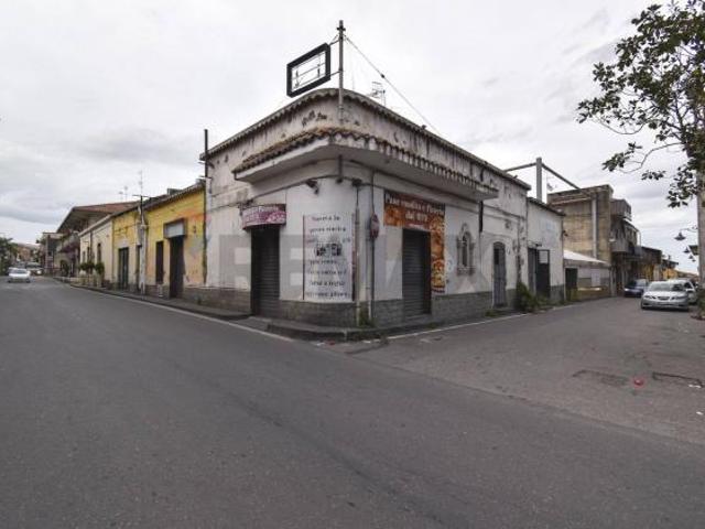Locale Commerciale in vendita a Acireale, Sicilia