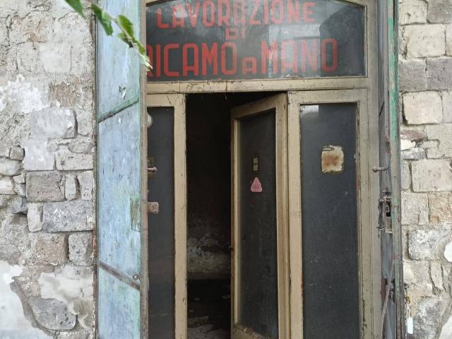 Locale Commerciale in vendita a Angri, Campania