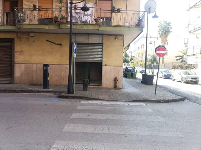 Locale Commerciale in vendita a Angri, Campania