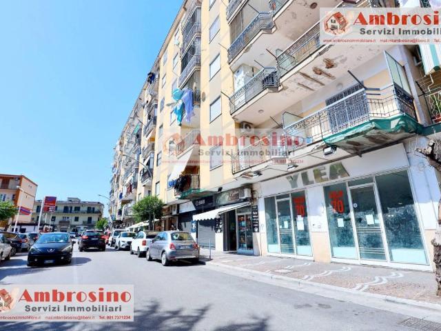 Locale Commerciale in vendita a Arzano, Campania