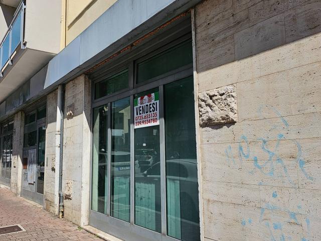 Locale Commerciale in vendita a Santi Filippo e Giacomo, Marche