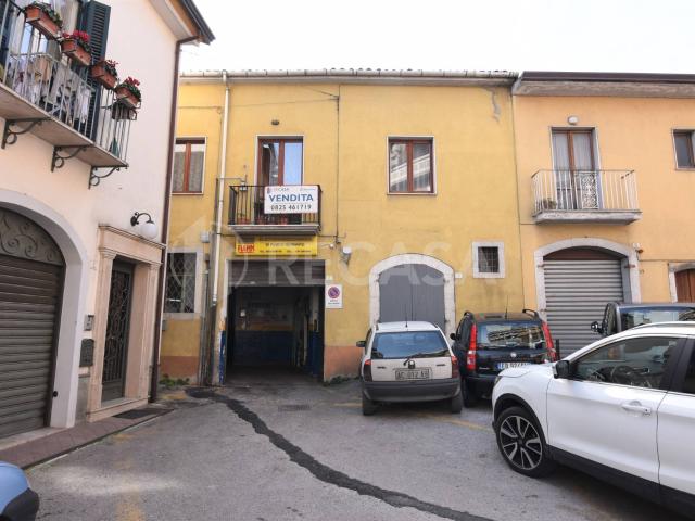 Locale Commerciale in vendita a Atripalda, Campania