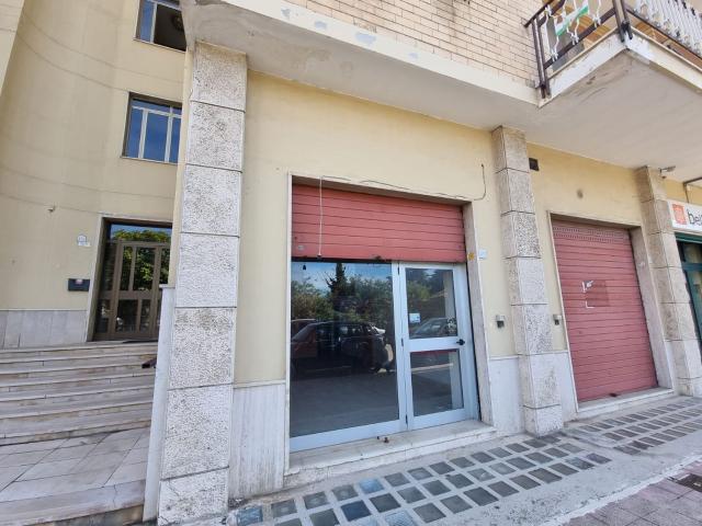 Locale Commerciale in vendita a Avellino, Campania