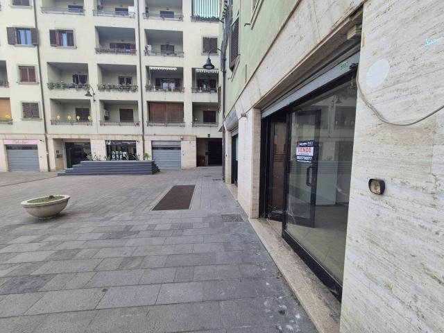 Locale Commerciale in vendita a Avellino, Campania