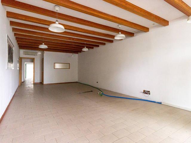 Locale Commerciale in vendita a Aviano, Friuli-Venezia Giulia