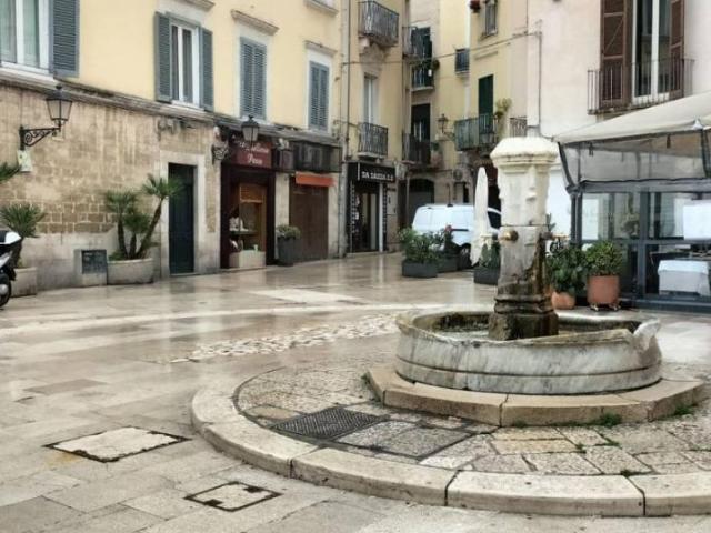 Locale Commerciale in vendita a Municipio 1, Puglia