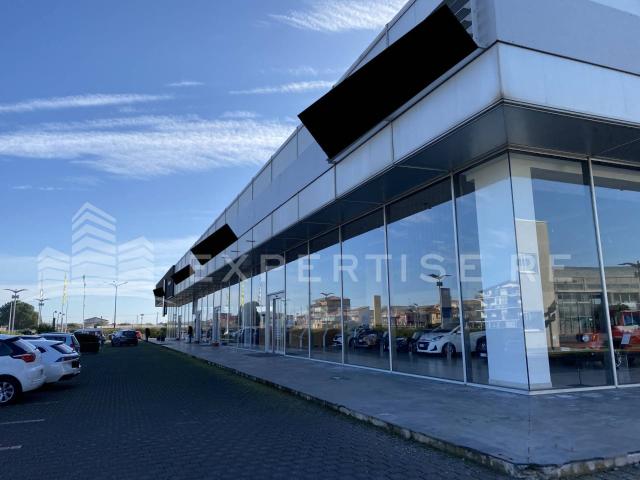 Locale Commerciale in vendita a Belpasso, Sicilia