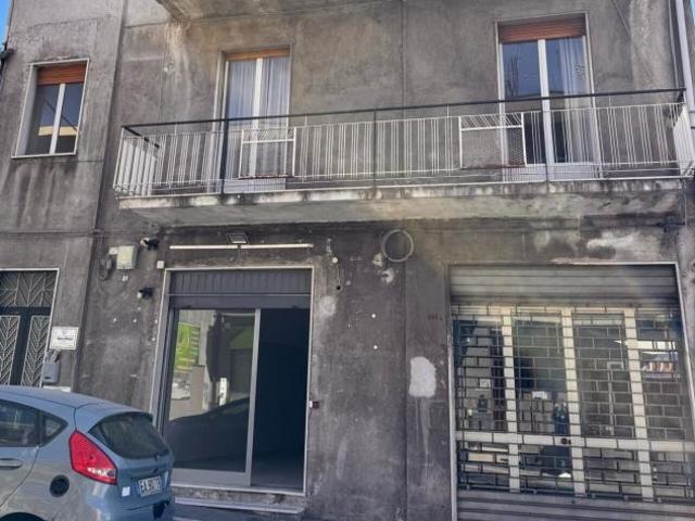 Locale Commerciale in vendita a Belpasso, Sicilia