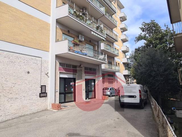 Locale Commerciale in vendita a Città 2000, Benevento