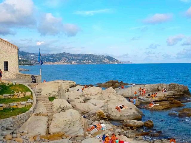 Locale Commerciale in vendita a Bordighera, Liguria