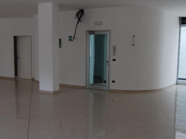 Locale Commerciale in vendita a Nicosia-Rezzano, Calci