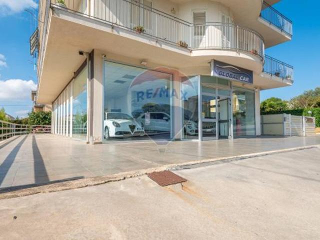 Locale Commerciale in vendita a Caltagirone, Sicilia
