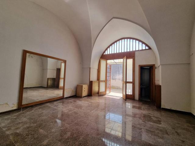 Locale Commerciale in vendita a Puglia, Lecce