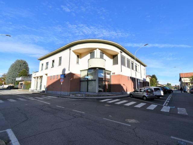 Locale Commerciale in vendita a Passirano, Carnate