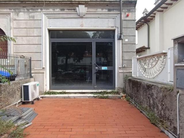 Locale Commerciale in vendita a Pontecimato, Carrara
