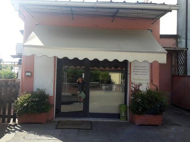Locale Commerciale in vendita a Nazzano, Carrara