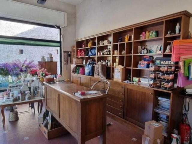 Locale Commerciale in vendita a Carrara, Toscana