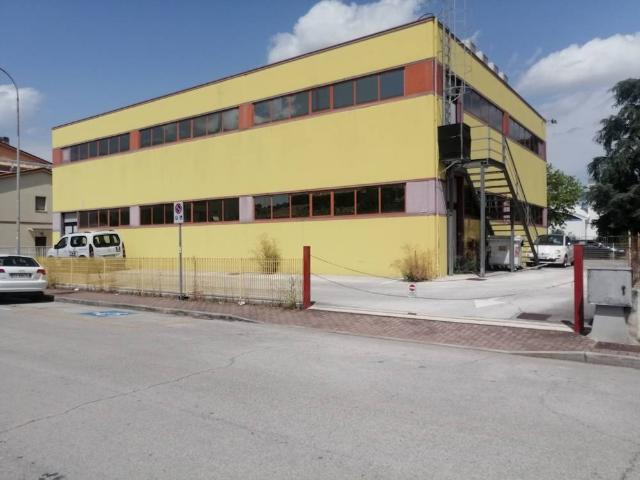 Locale Commerciale in vendita a Marche, Ancona
