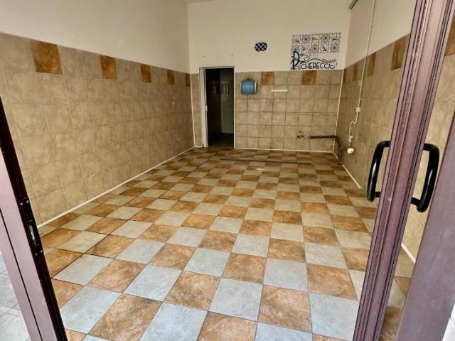 Locale Commerciale in vendita a Puglia, Taranto