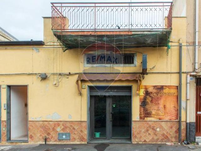 Locale Commerciale in vendita a Monte Po-Nesima-San Leone-Rapisardi, Catania