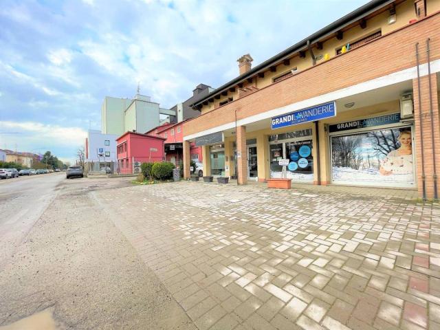 Locale Commerciale in vendita a Unione Alto Ferrarese, Cento