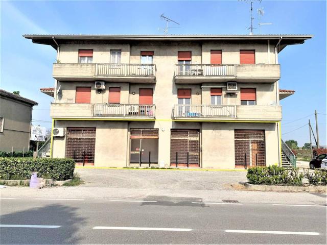 Locale Commerciale in vendita a Unione Alto Ferrarese, Cento