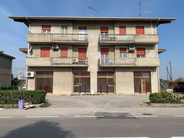 Locale Commerciale in vendita a Unione Alto Ferrarese, Cento