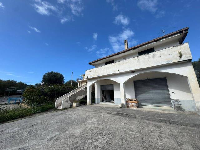 Locale Commerciale in vendita a Centola, Campania