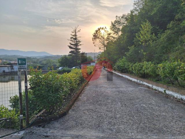 Locale Commerciale in vendita a Ceppaloni, Campania