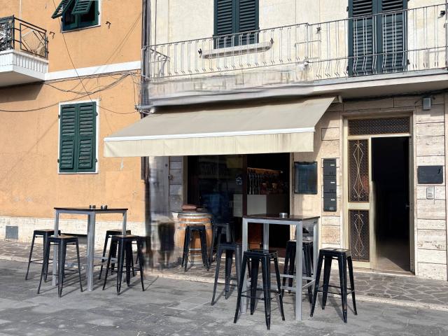 Locale Commerciale in vendita a Marche, Ancona
