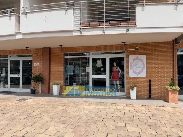 Locale Commerciale in vendita a Chieti, Abruzzo