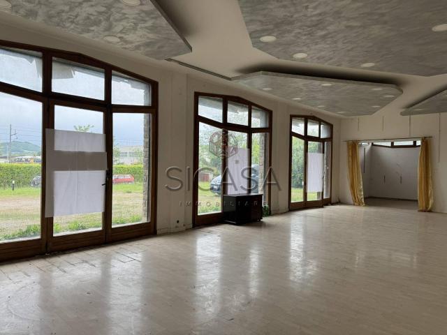 Locale Commerciale in vendita a Riosecco, San Leo Bastia