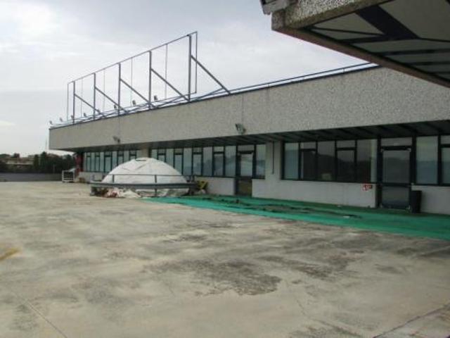 Locale Commerciale in vendita a Marche, Macerata