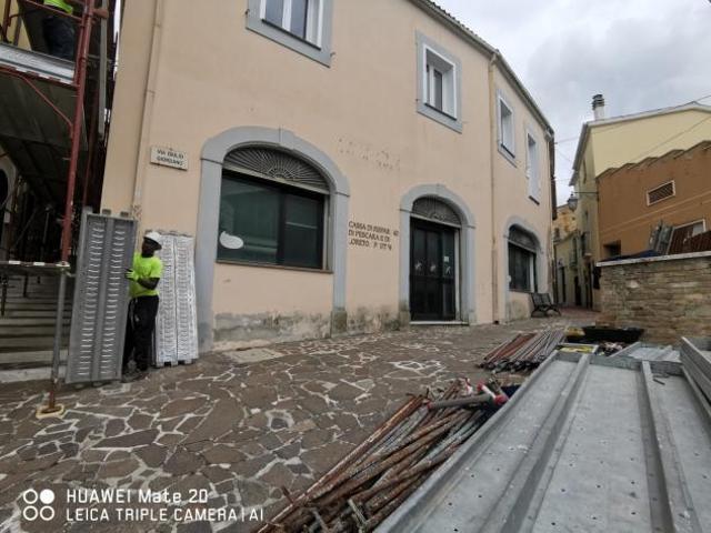 Locale Commerciale in vendita a Collecorvino, Abruzzo