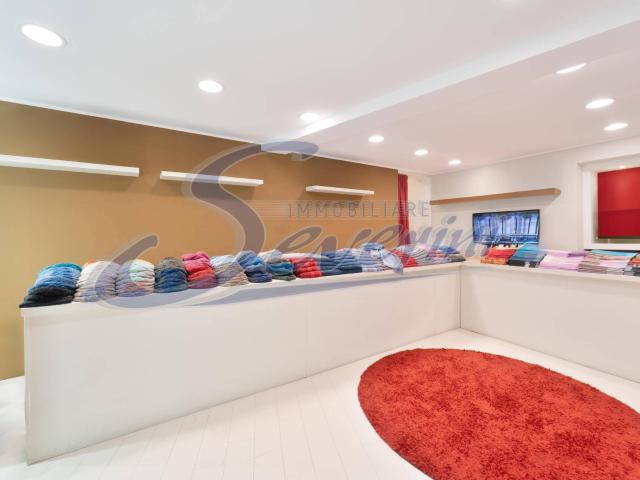 Locale Commerciale in vendita a San Bartolomeo, Como