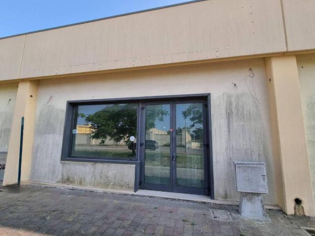 Locale Commerciale in vendita a Copertino, Lecce