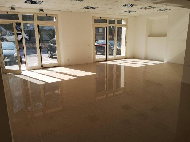 Locale Commerciale in vendita a Deruta, Umbria